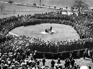 Bild von der Abstimmung an der Urner Landsgemeinde am 02. Mai 1915, bei dem der Grundstein für die Urner Kantonalbank gelegt wurde.